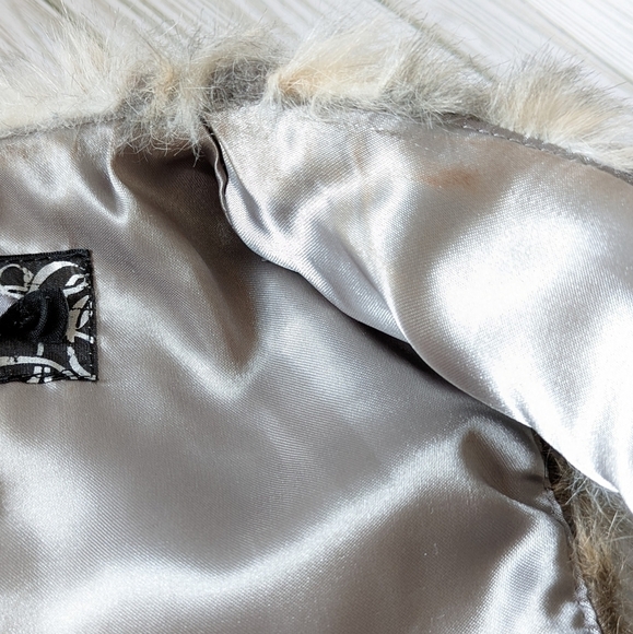 Daytrip Open Front Faux Fur Vest In Gray Black and White Size XS - Picture 4 of 15